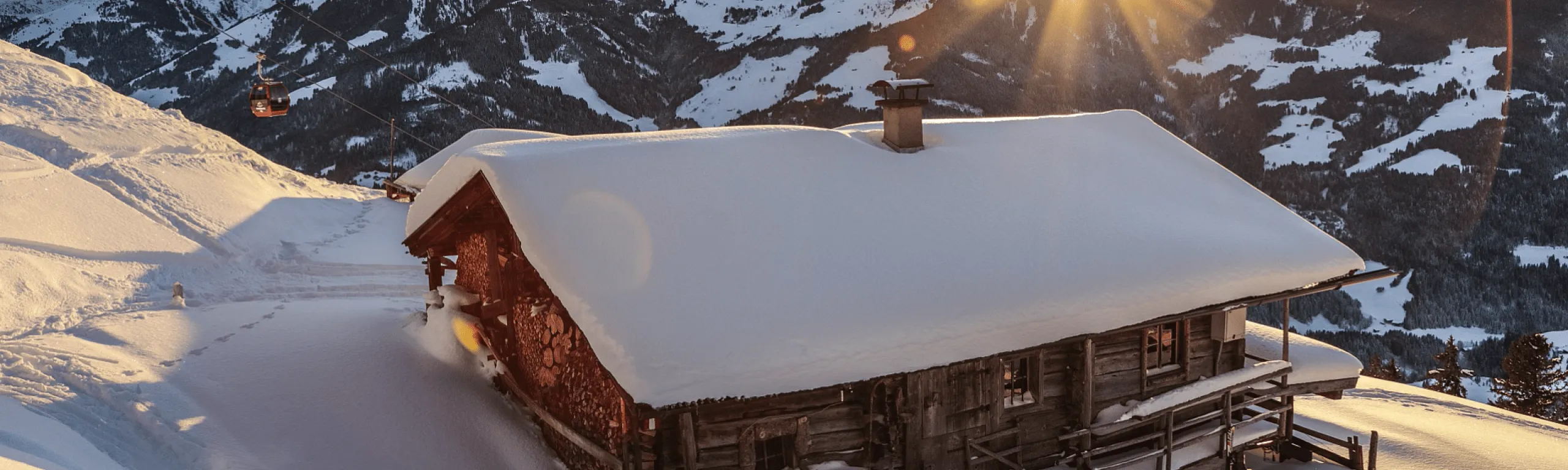 Schneebedecktes Haus im Brixental bei Sonnenaufgang