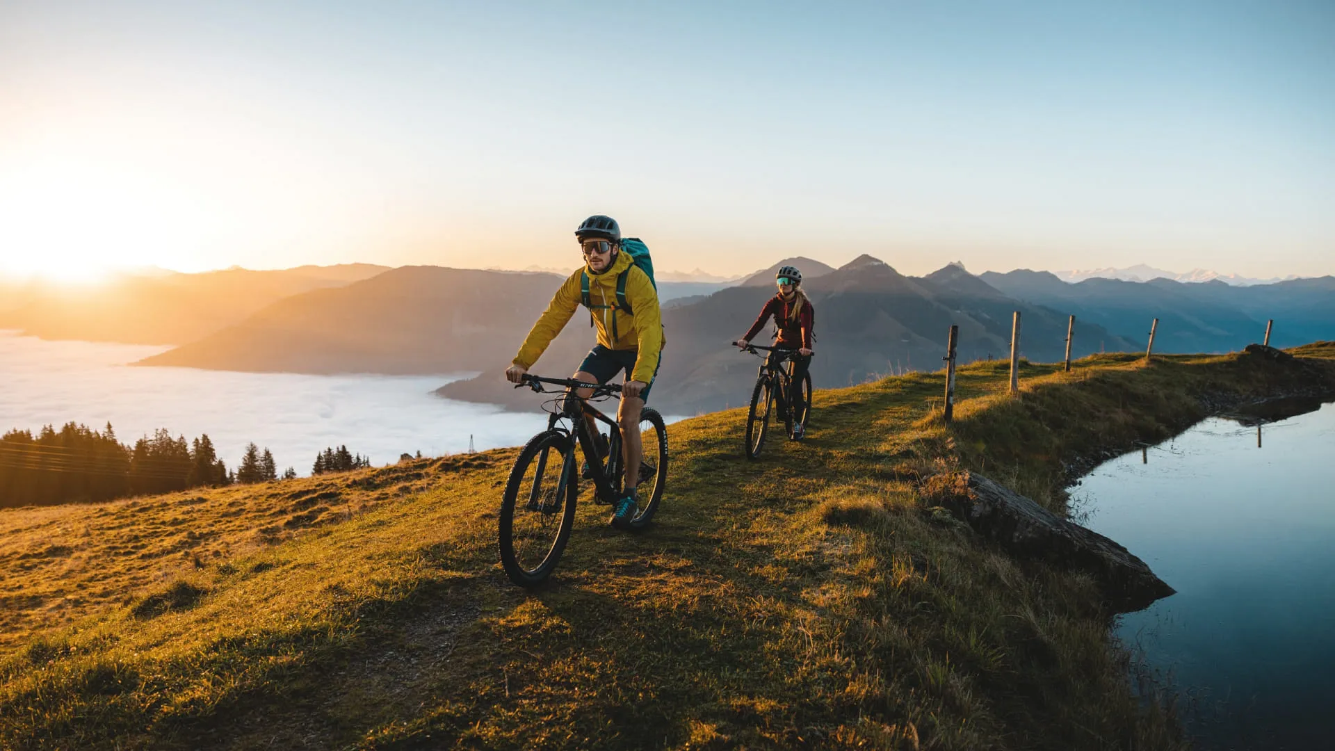 Biker auf einem Pfad mit Blick auf Brixental im Herbst