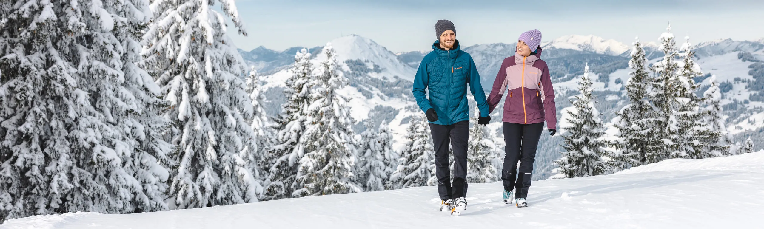 Zwei Frauen beim Winterwandern im Brixental