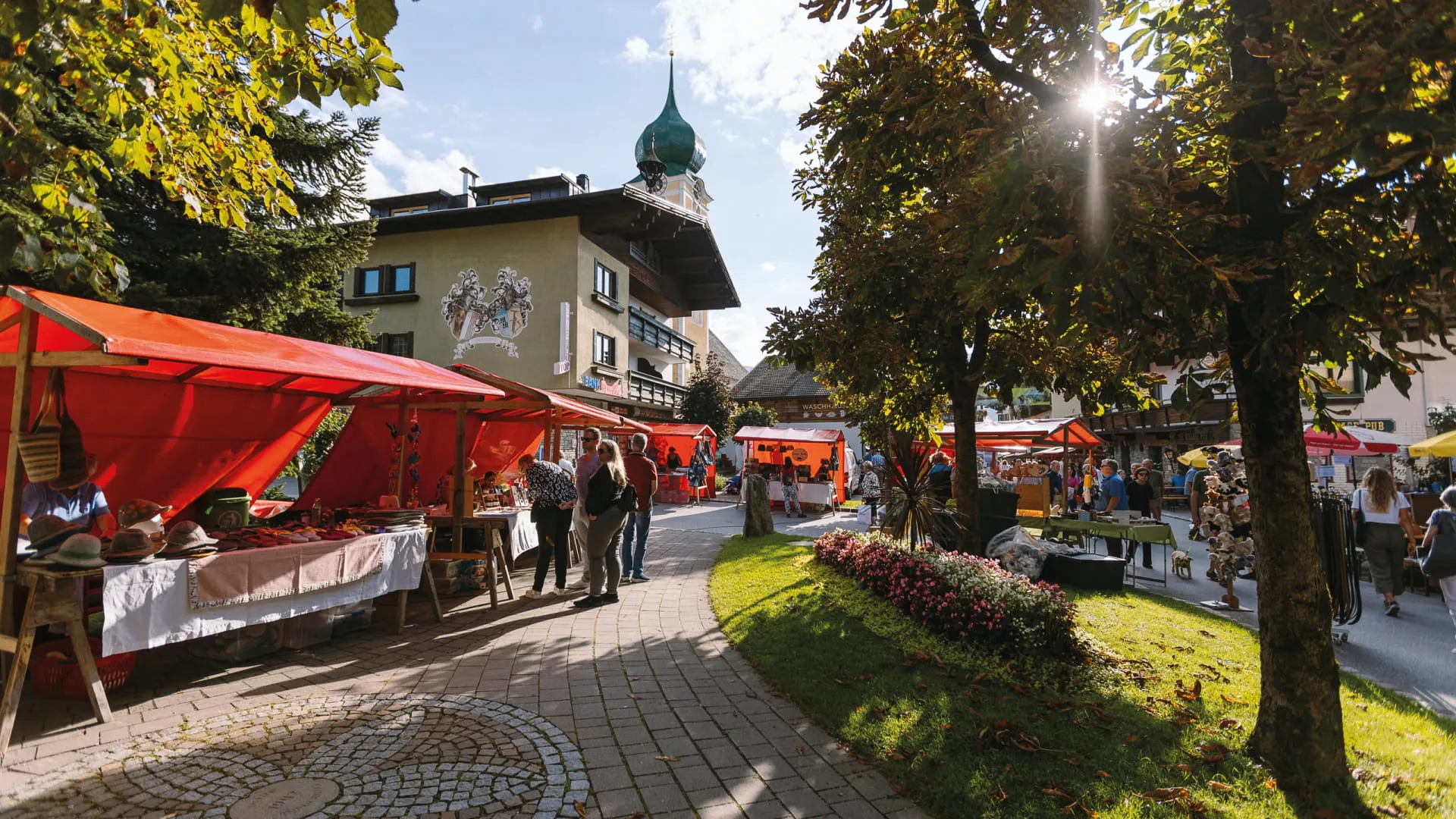 Markt mit Ständen und Bäumen in Brixental im Sommer