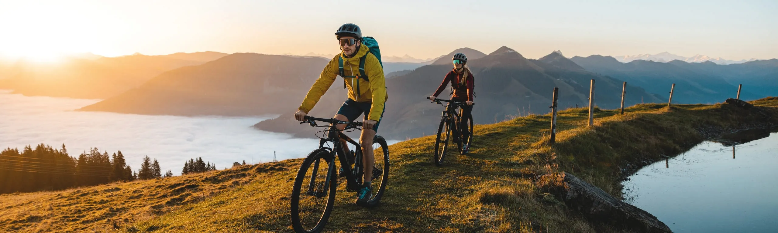 Radfahrer im Brixental bei Sonnenuntergang