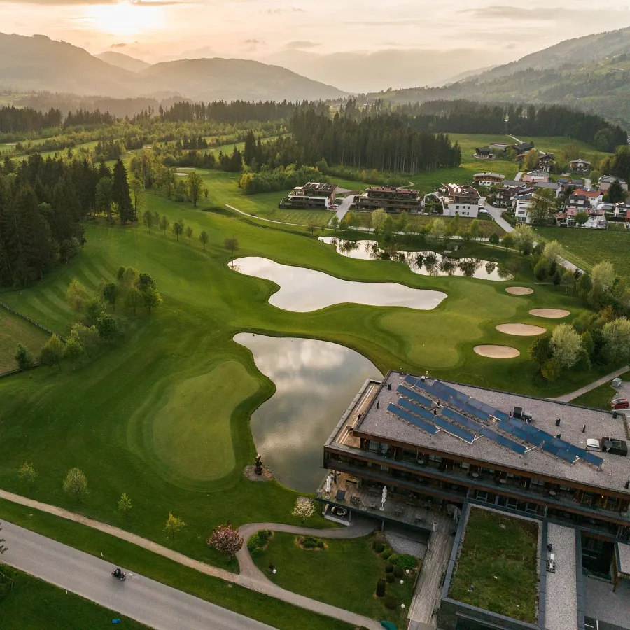 Luftaufnahme eines Golfplatzes im Brixental im Sommer