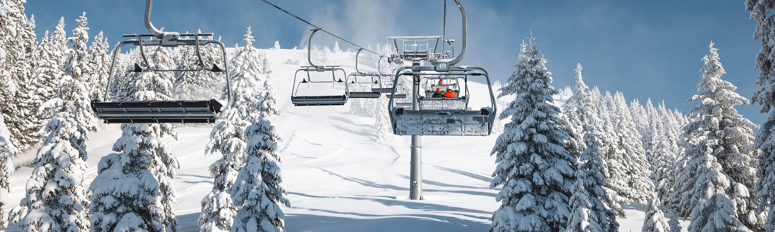 Skilifte in einer verschneiten Winterlandschaft
