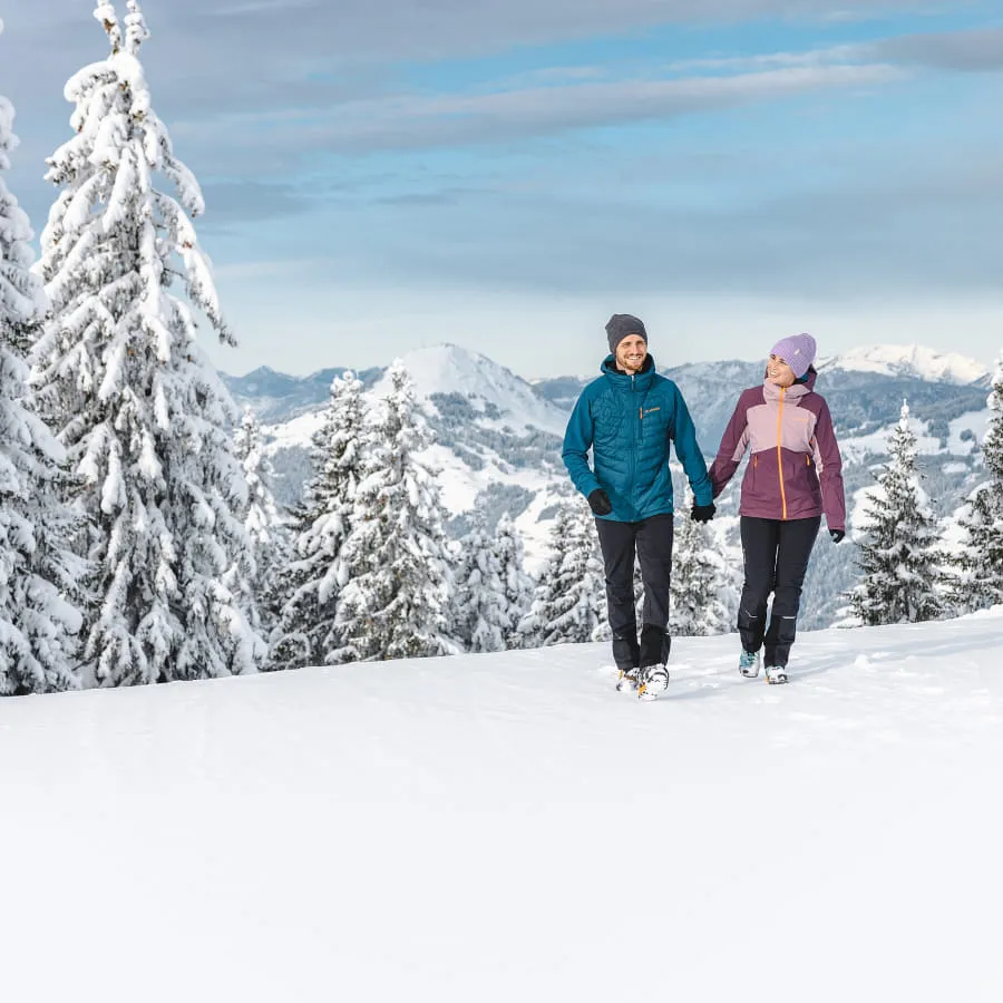 Zwei Frauen beim Winterwandern im Brixental.