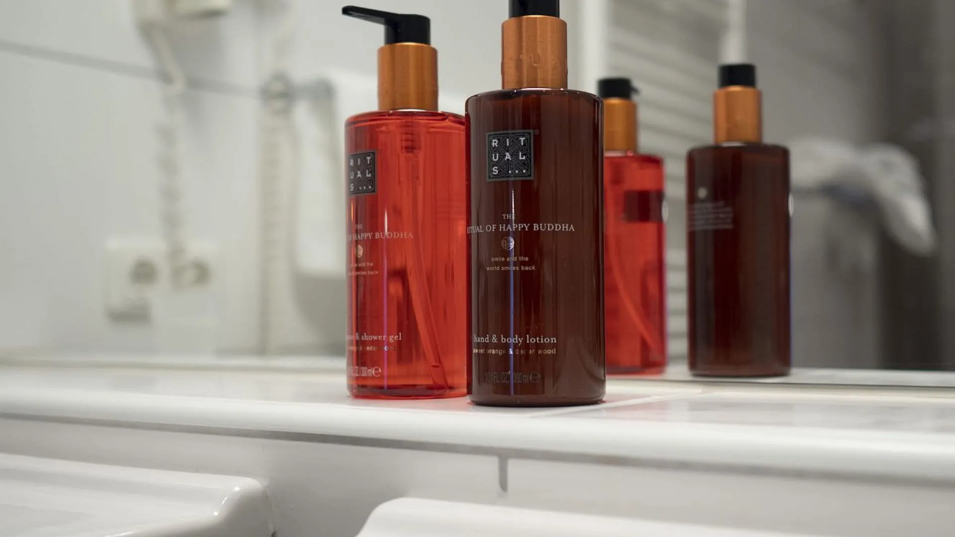 Flaschen mit Körperpflegeprodukten im Badezimmer