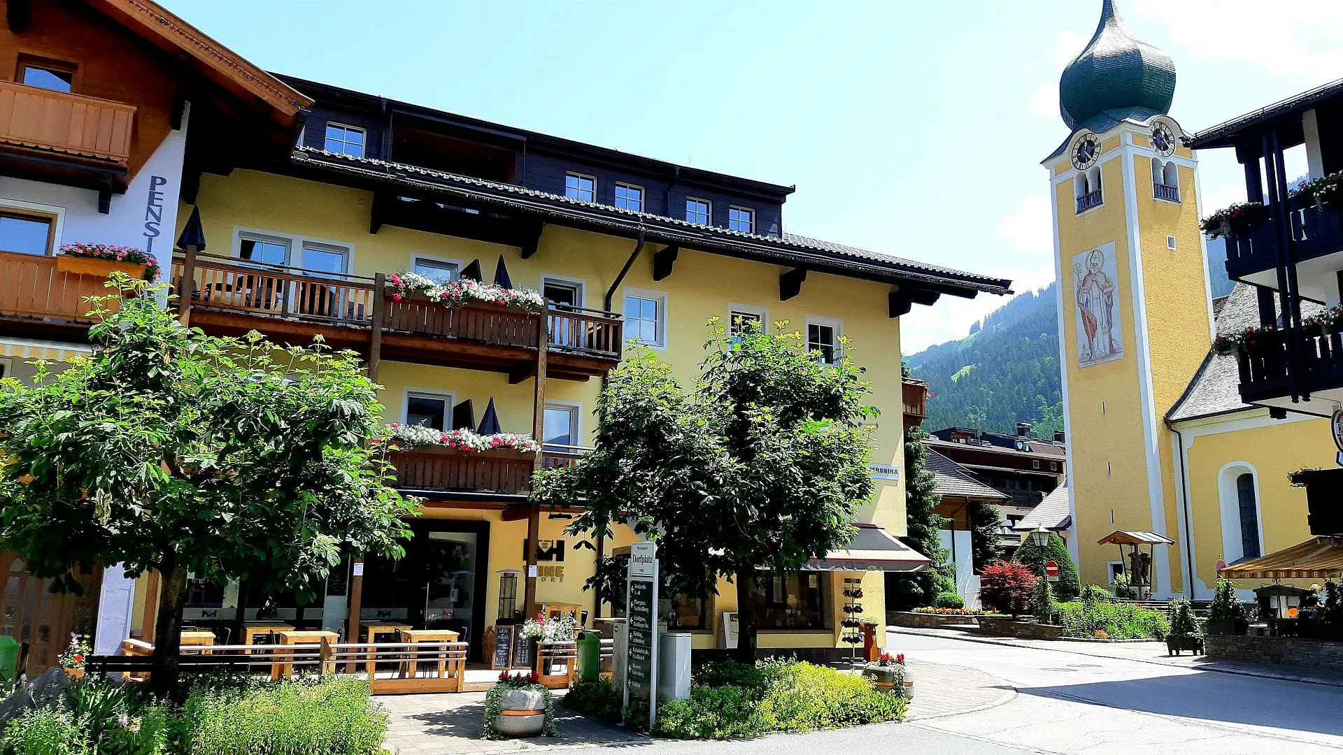 Farbenfrohes Gebäude mit Grünflächen in einem malerischen Dorf