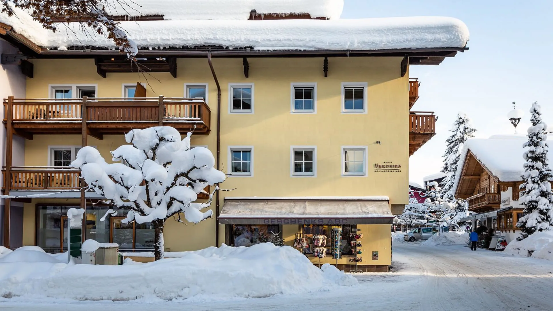 Haus mit Schnee und Bäumen in winterlicher Umgebung
