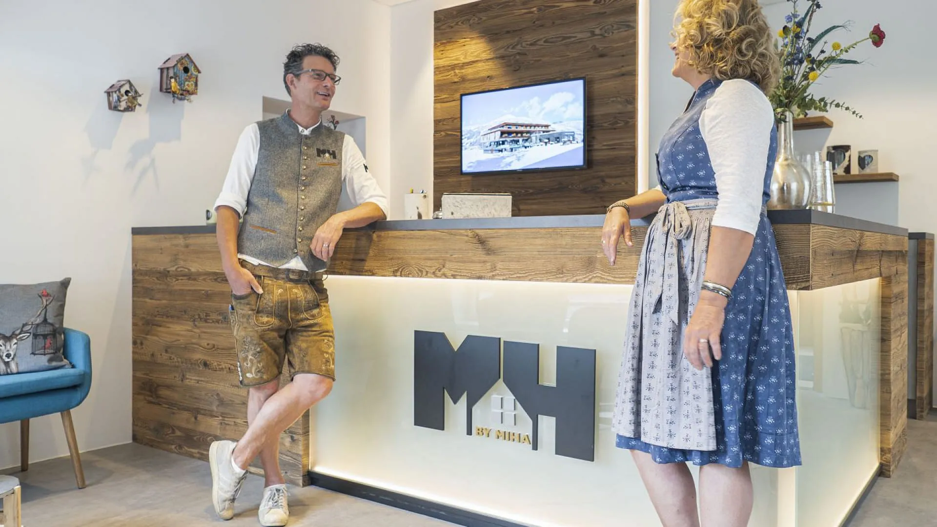 Empfangsbereich mit zwei Personen und modernen Designelementen
