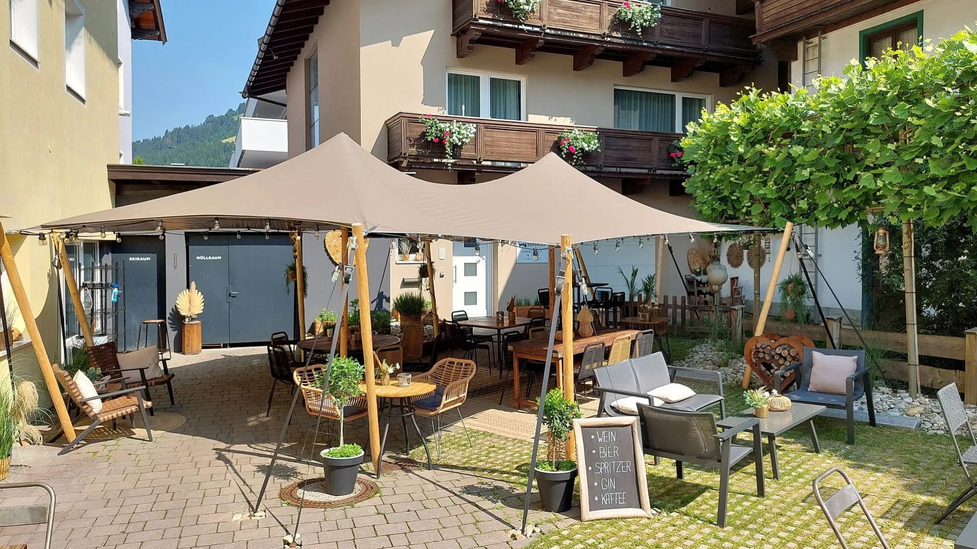 Gemütlicher Gartenbereich mit Sonnenschirmen und Sitzgelegenheiten