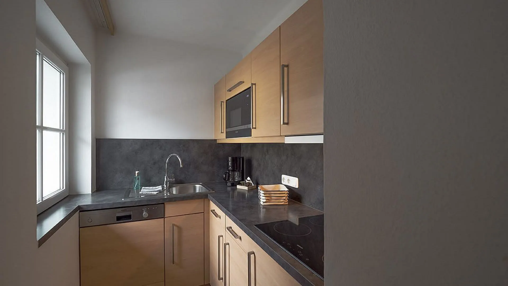 Moderne Küche mit Holz- und schwarzen Oberflächen