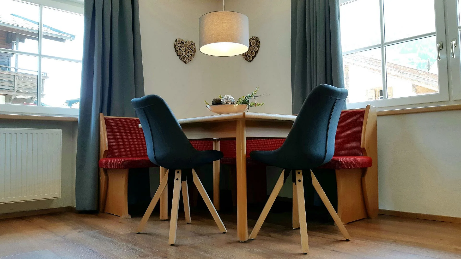 Ein Essbereich mit zwei Stühlen und einem Holztisch