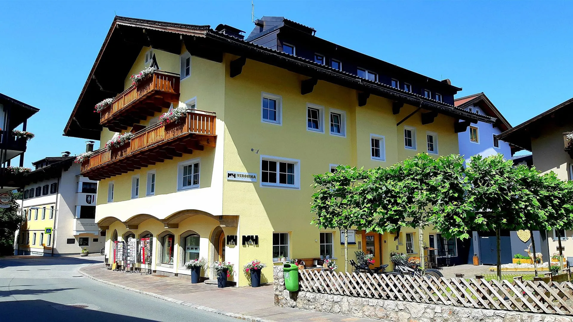 Gelbes Haus mit Balkonen in einer kleinen Stadt.