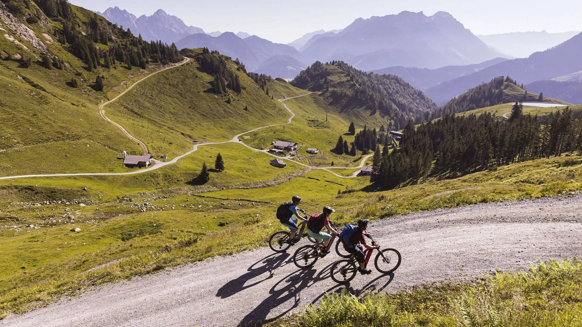 Radfahrer auf einem Bergweg in Brixental, Tirol