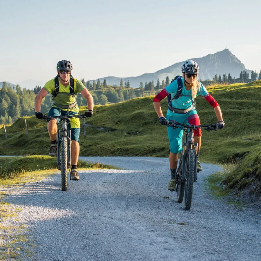Zwei Radfahrer auf einem schmalen Weg in Westendorf, Tirol.