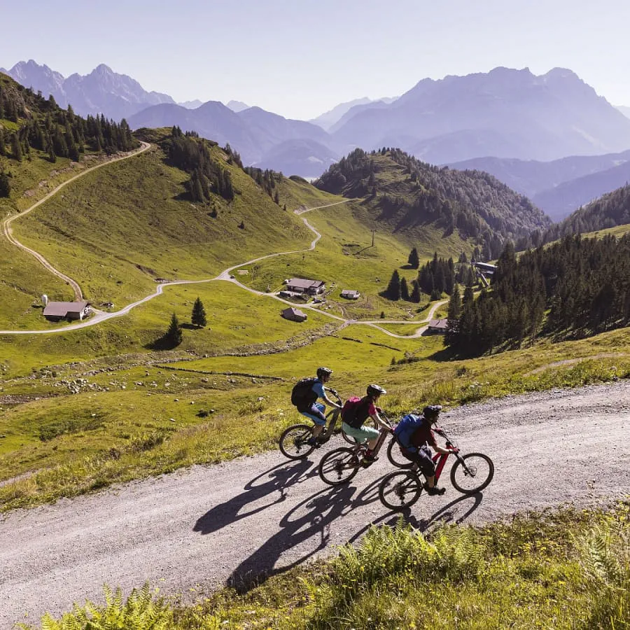 Radfahrer im Brixental, Tirol mit Blick auf die Berge