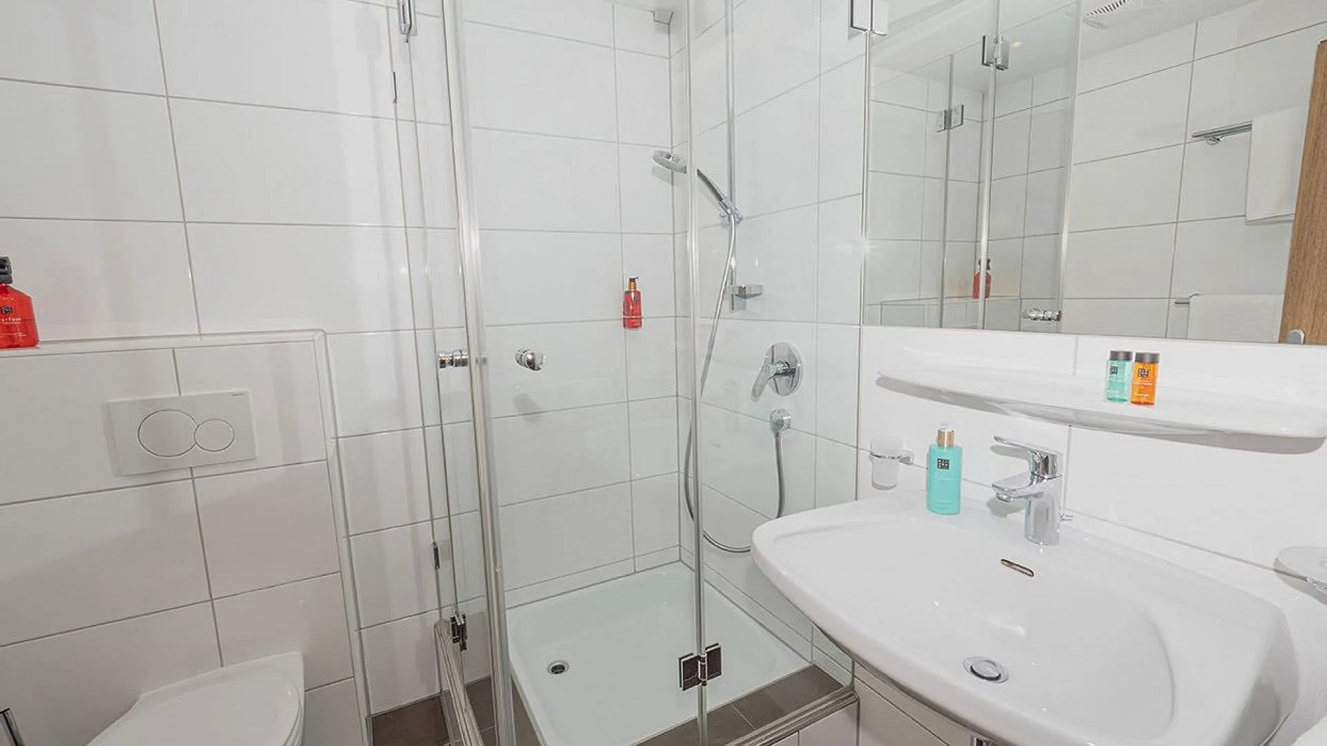 Modernes Badezimmer mit Dusche und Waschbecken