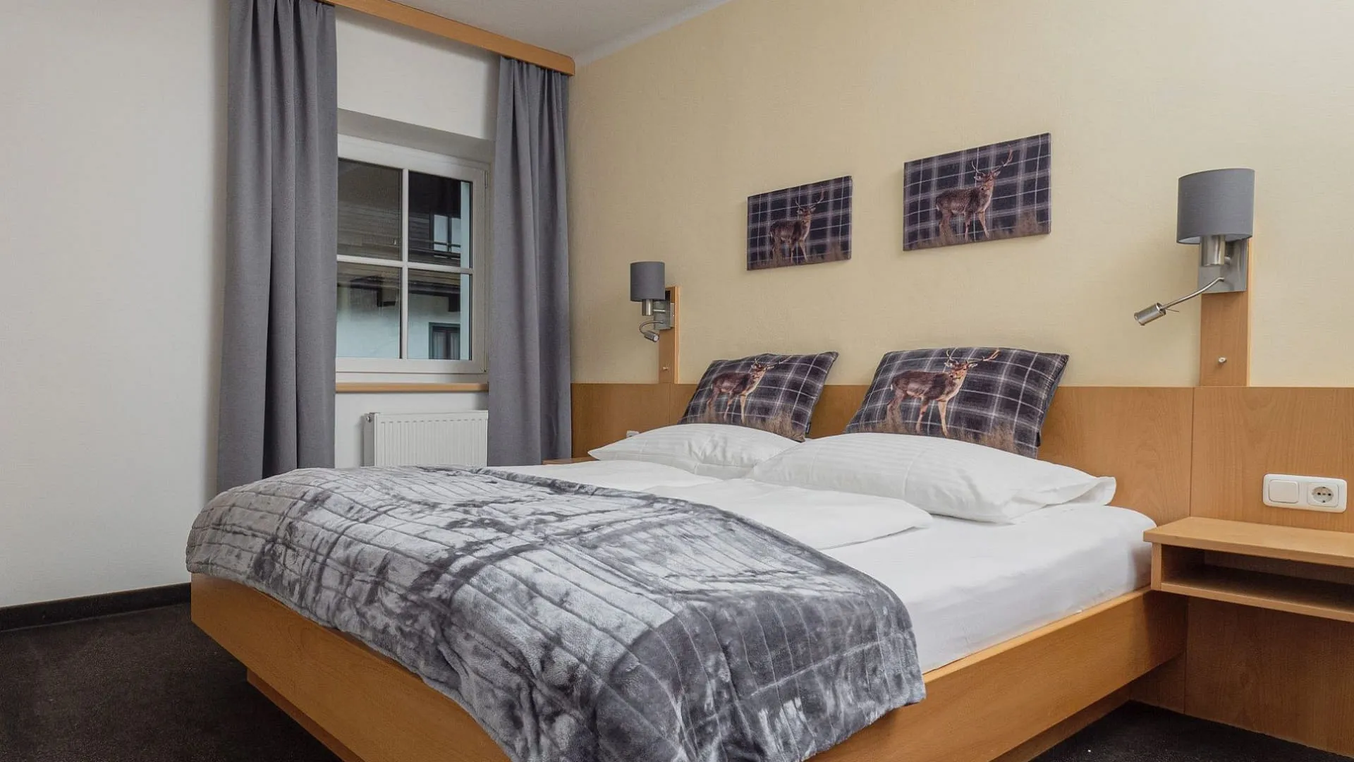 Schlafzimmer mit zwei Betten und Fenstern