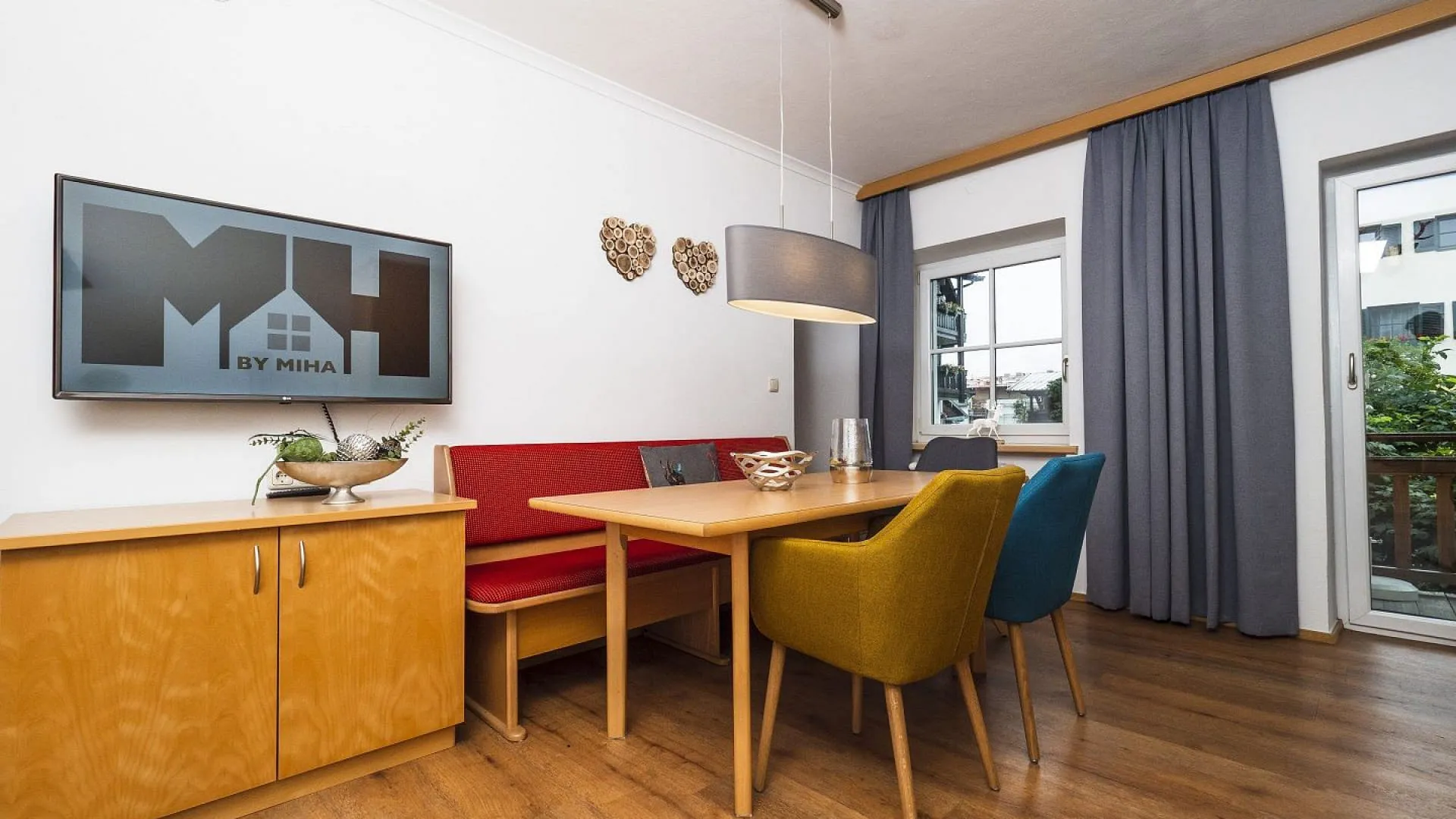 Moderne Unterkunft mit Tisch und Fernseher an der Wand