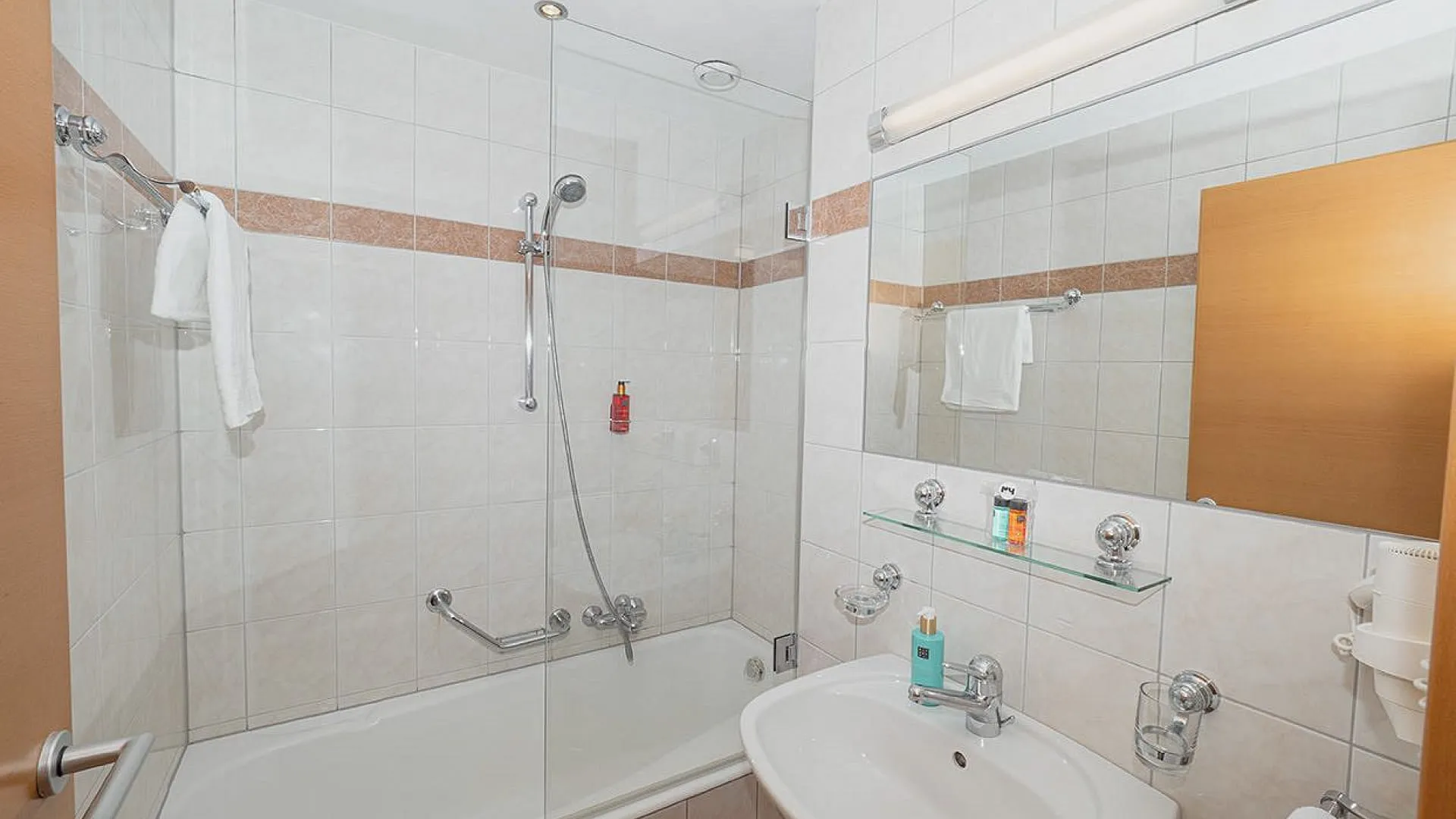 Badezimmer mit Badewanne, Dusche und Waschbecken