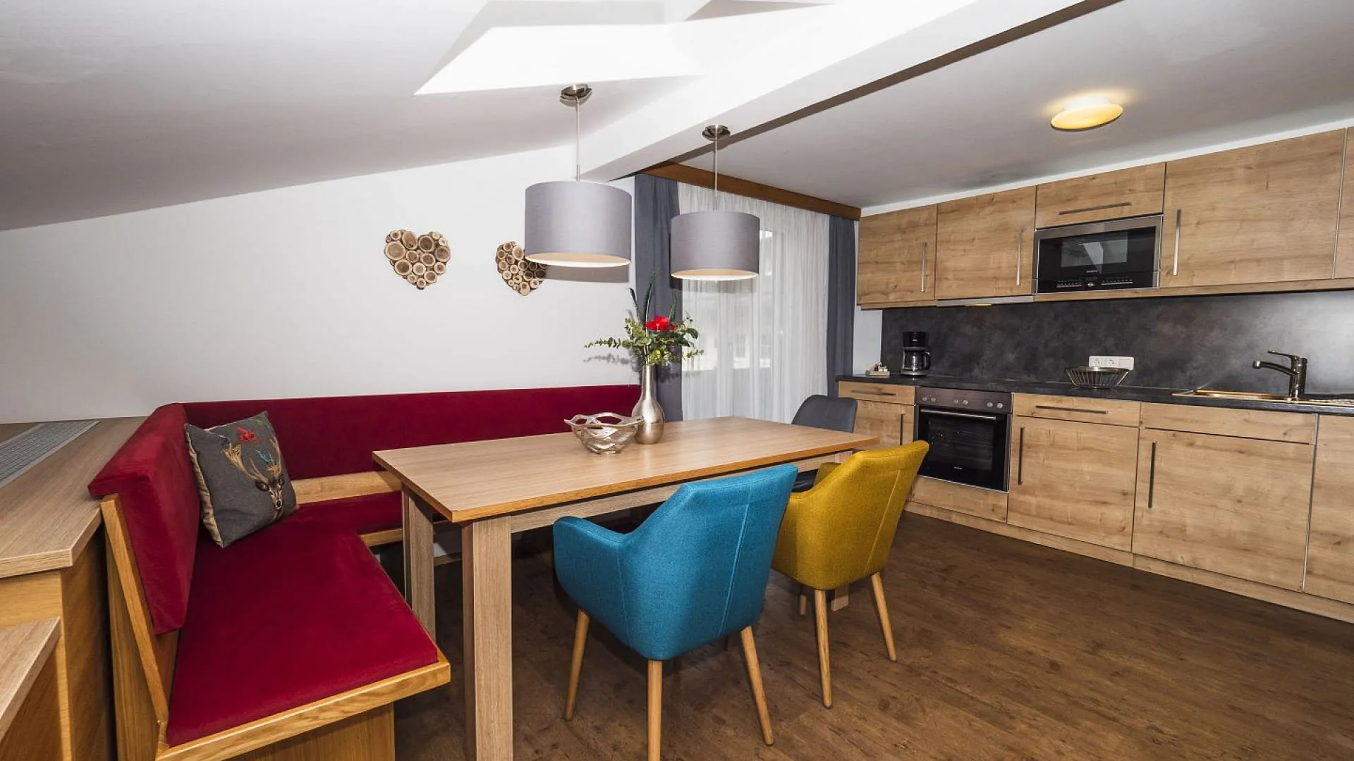 Moderne Küche und Essbereich mit Holzmöbeln