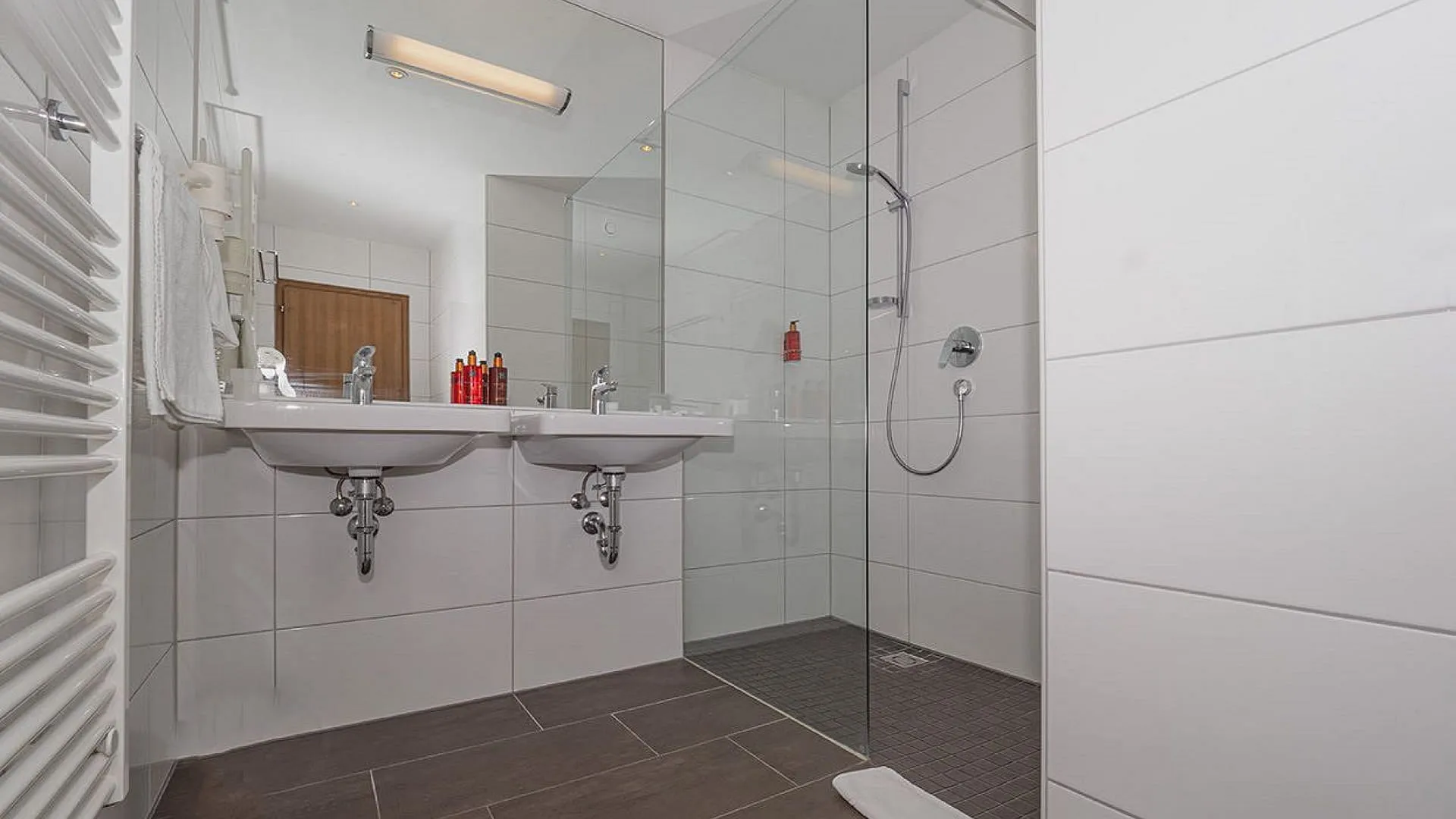 Modernes Badezimmer mit zwei Waschbecken und Glaskabine