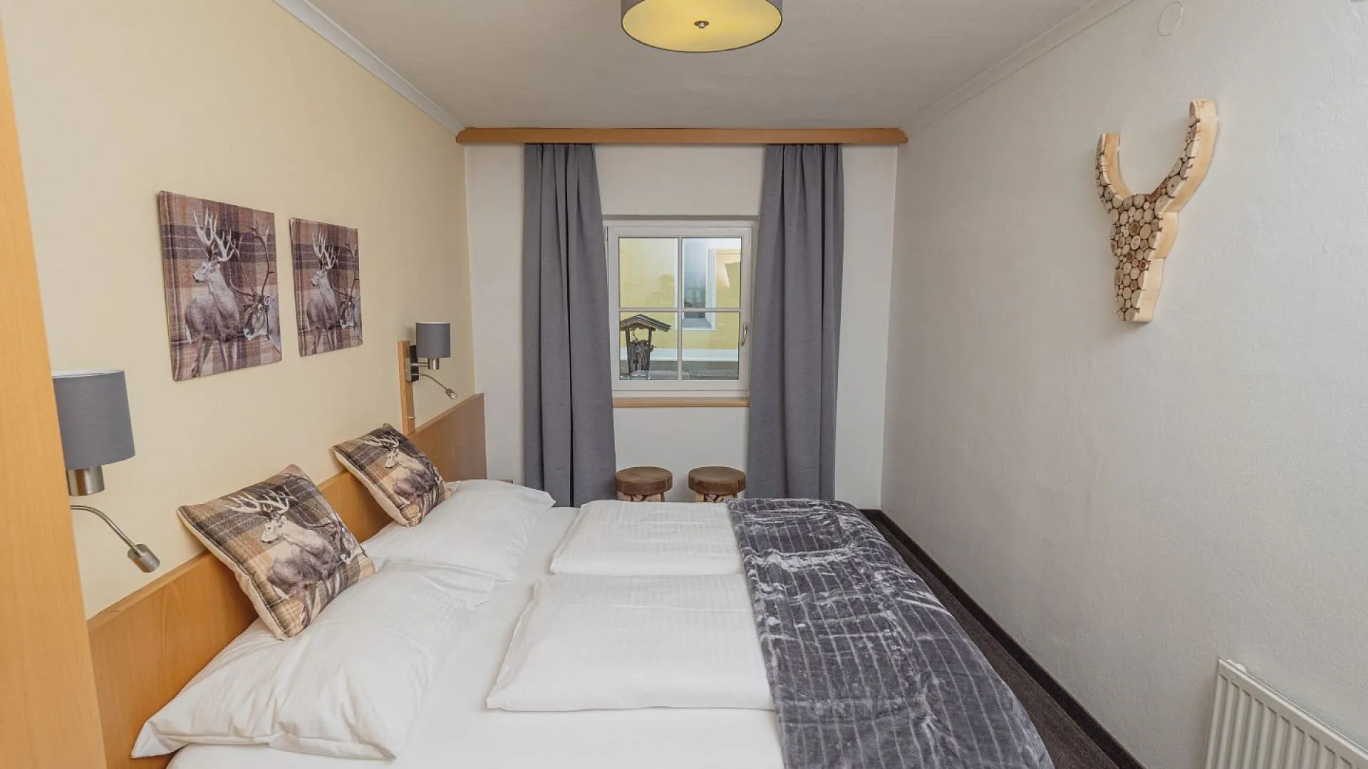 Helles Schlafzimmer mit Doppelbett und geschmackvoller Einrichtung