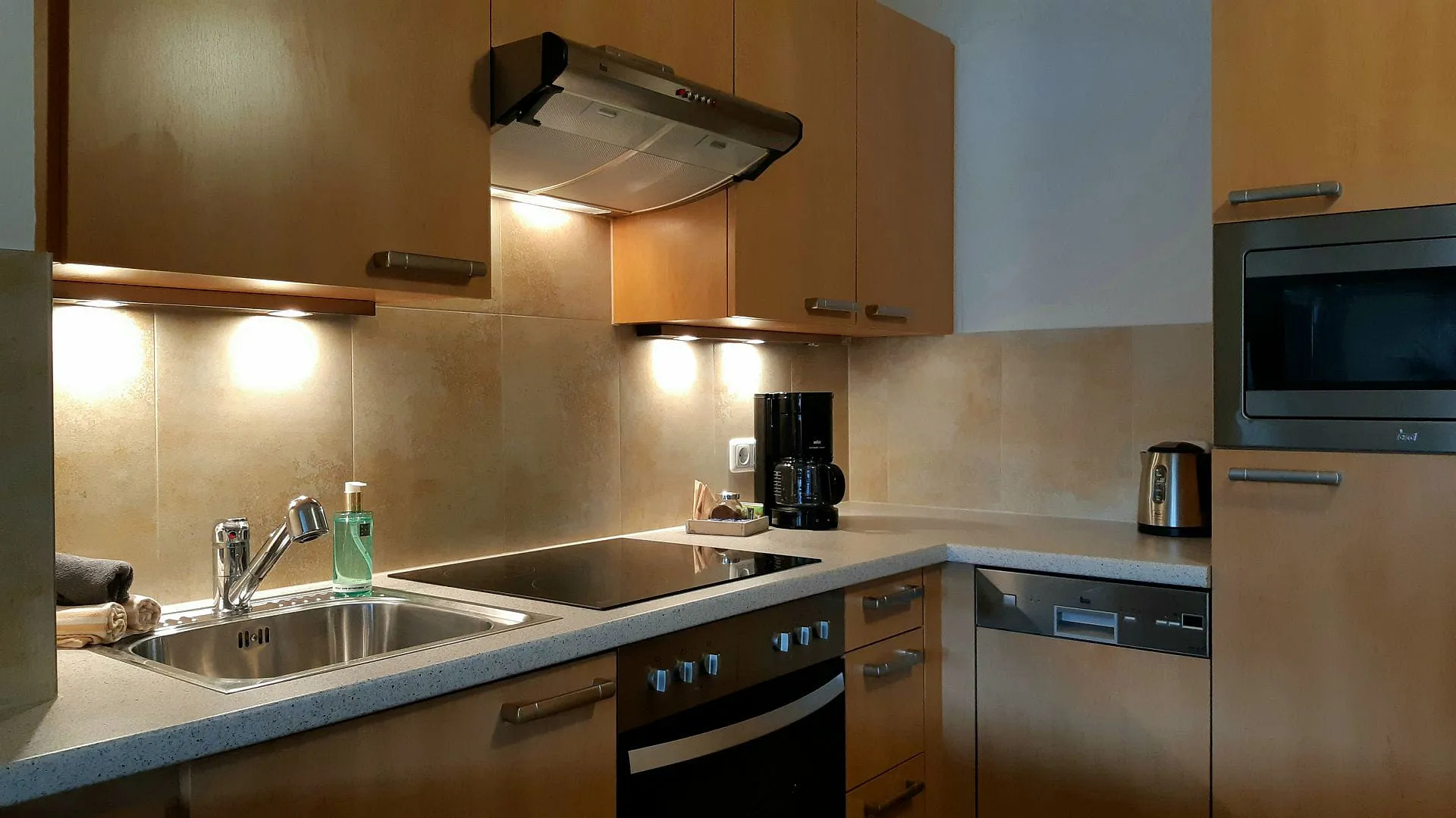 Moderne Küche mit Holzschränken und Kochstelle