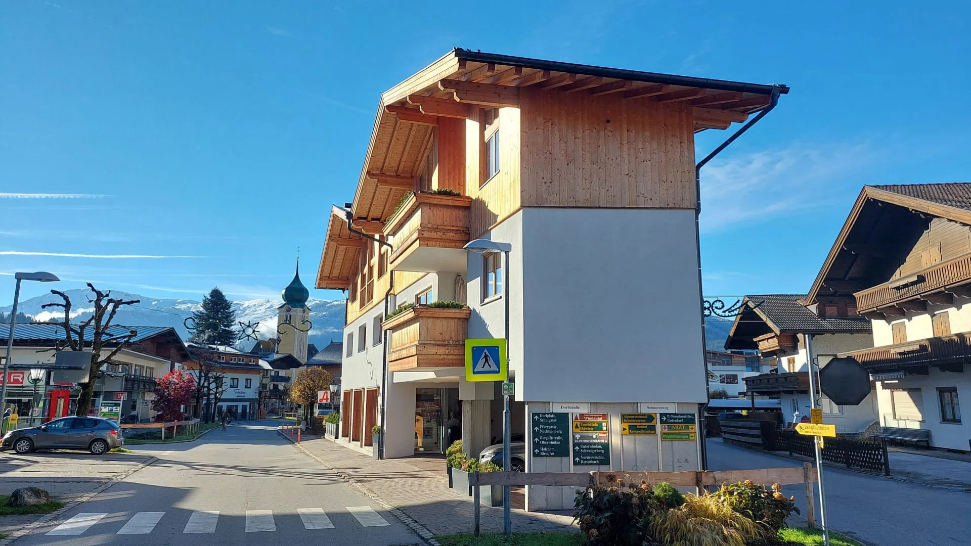 Blick auf ein Gebäude und eine Straßenkreuzung bei klarem Himmel