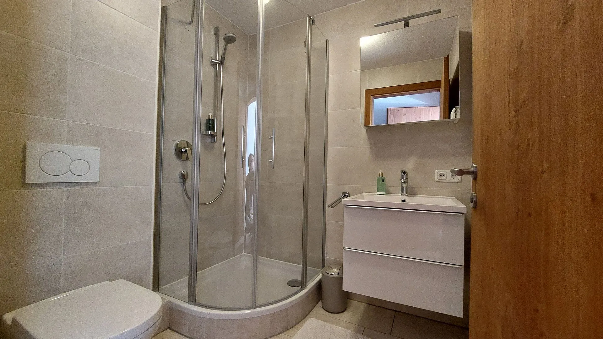 modernes Badezimmer mit Dusche und Waschbecken