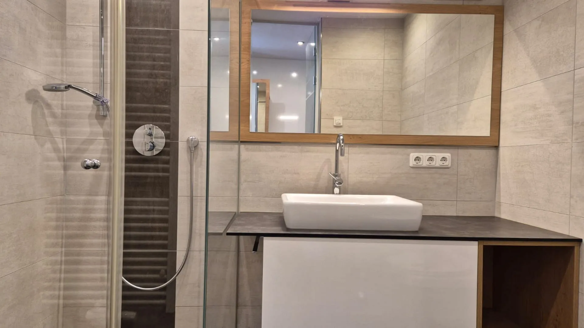 Modernes Badezimmer mit Dusche und Waschbecken