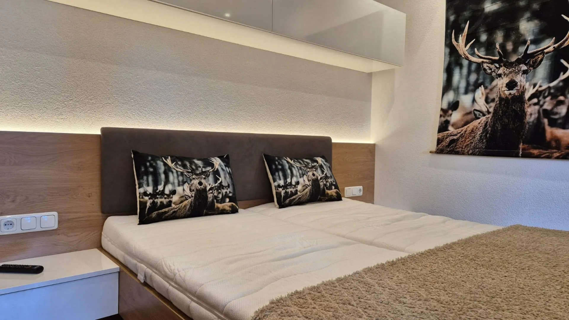 Schlafzimmer mit Bett und dekorativen Kissen