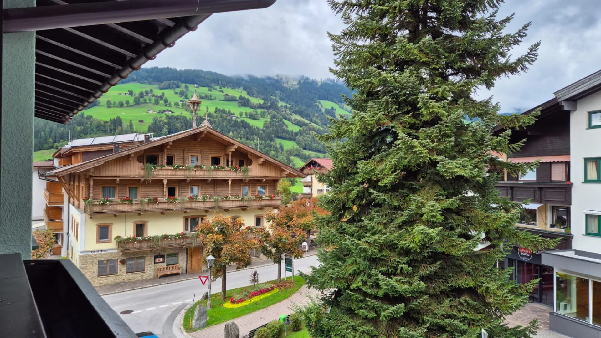 Aussicht auf das Dorf und Berge in der Nähe.