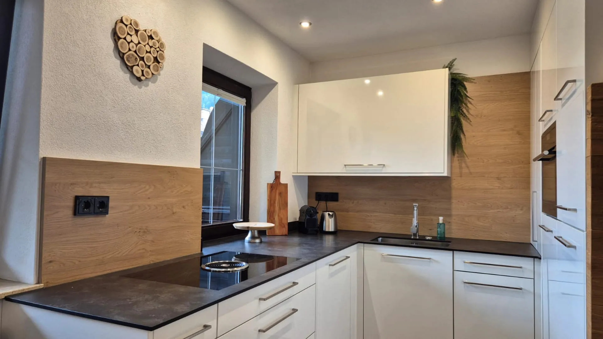 Helle moderne Küche mit Holzdetails und Aussicht.
